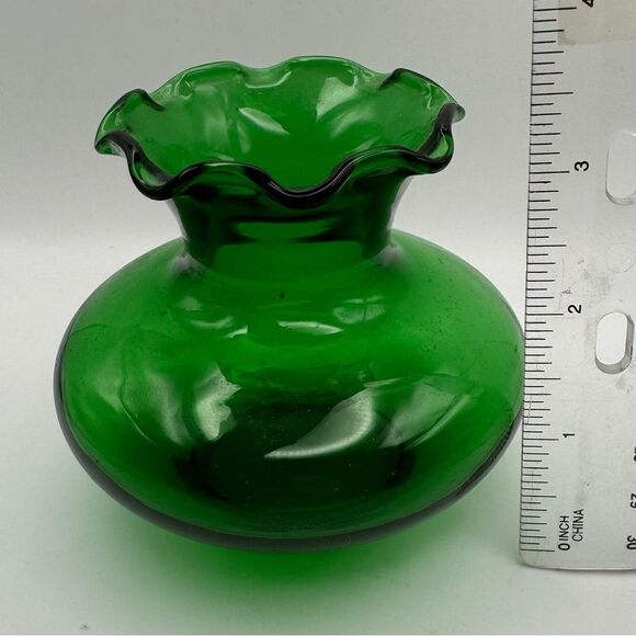 3" Vintage Anchor Hocking Green Glass Flared Crimped Rim Flower Mini Vase - Picture 4 of 5